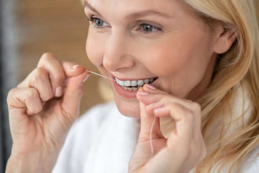 dental hygienist Modury woman cleaning teeth